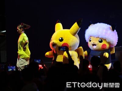 直擊／千人搶看「皮卡丘鬥舞」信義區塞爆　狂扭30分鐘全場嗨爆