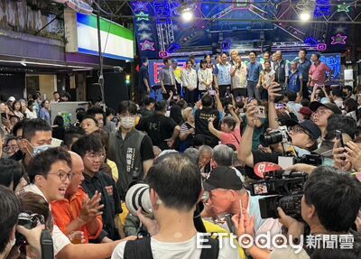 又尬場！　蔣萬安宮廟進場遭洋流包圍吶喊「我們的市長沈伯洋」