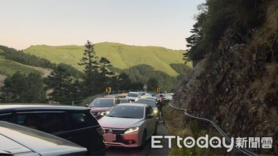合歡山車龍塞爆畫面曝！水晶宮路段逆向+違停...警開出27張罰單