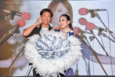 張秀卿小12歲嫩夫送「10萬現金花束」！大到被淹沒當場爆哭：比鮮花好
