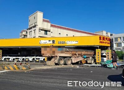 聯結砂石車撞分隔島再衝中古車行　號誌桿斷裂再殃及6車受損