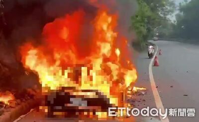 花蓮台9線轎車置物箱突冒白煙 急靠路邊下一秒變火球全車驚逃