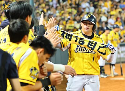 「差點被丟出去了！」平野惠一遭曾頌恩抱起　笑聲背後藏不甘心