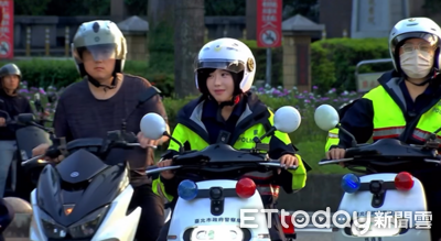 超甜女警國慶出勤!「騎車等紅燈」靦腆表情全被拍 百萬網友暈了