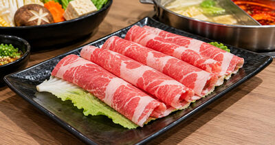 火鍋肉盤下的菜能吃嗎？他驚訝「這有人煮」　知名火鍋店回應了