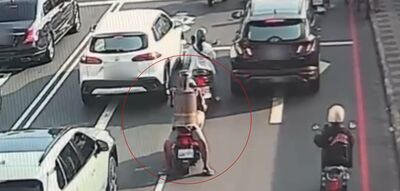 台南奇景！機車後座乘客「反向抱金爐」　駕駛人最高罰600元