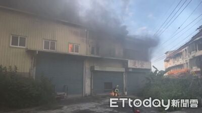 宜蘭冬山裝潢建材倉庫後竄大火　全面燃燒警消急派機器人救援
