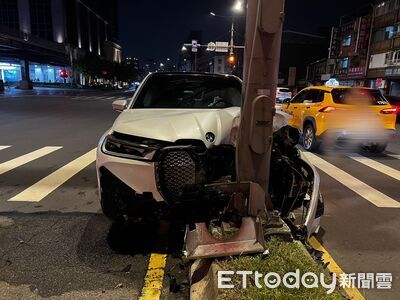 男酒駕開300萬BMW撞燈桿　車頭凹陷、零件噴畫面曝光！