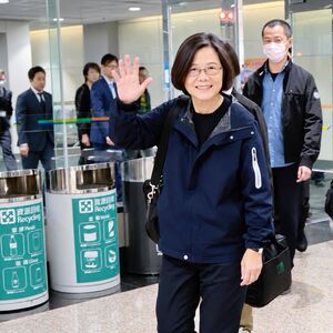 蔡英文靠「暈碳神器」在飛機上休息 今完成訪美行返台