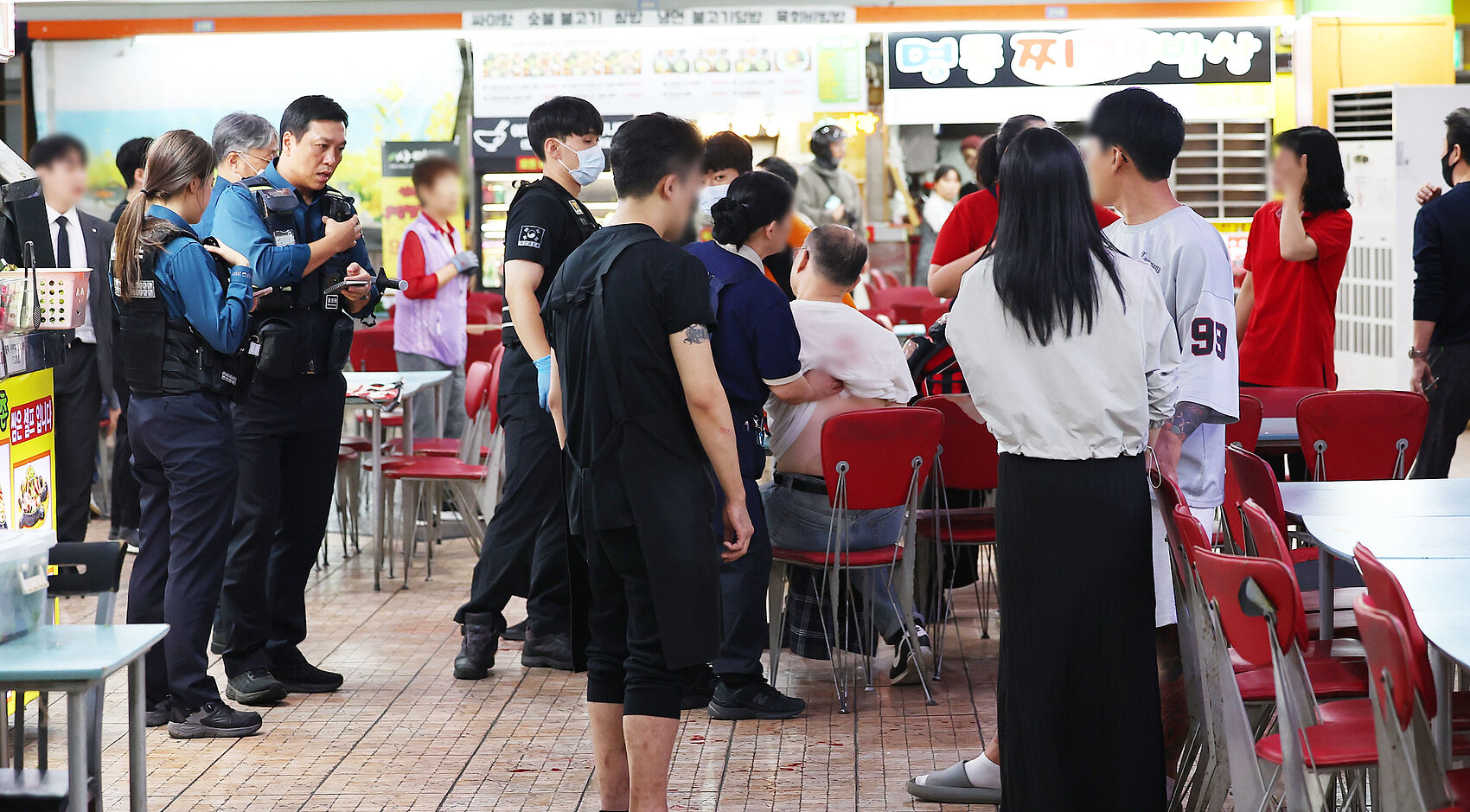 ▲▼南韓仁川廣域市南洞區九月洞知名零售「Homeplus」商場美食街,13日下午傳出砍人事件。(圖/VCG)