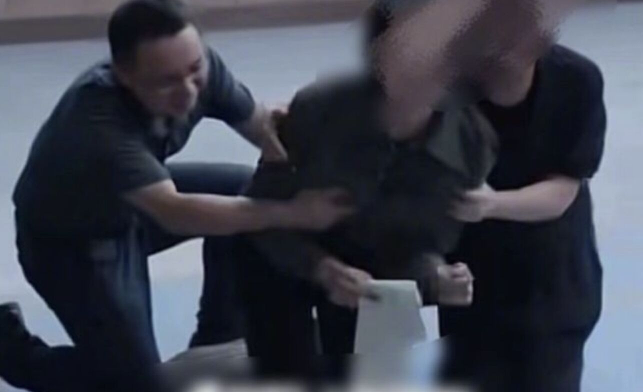 ▲大陸網劇男臨演疑似利用拍片時抓胸猥褻女演員。（圖／翻攝都市快報）