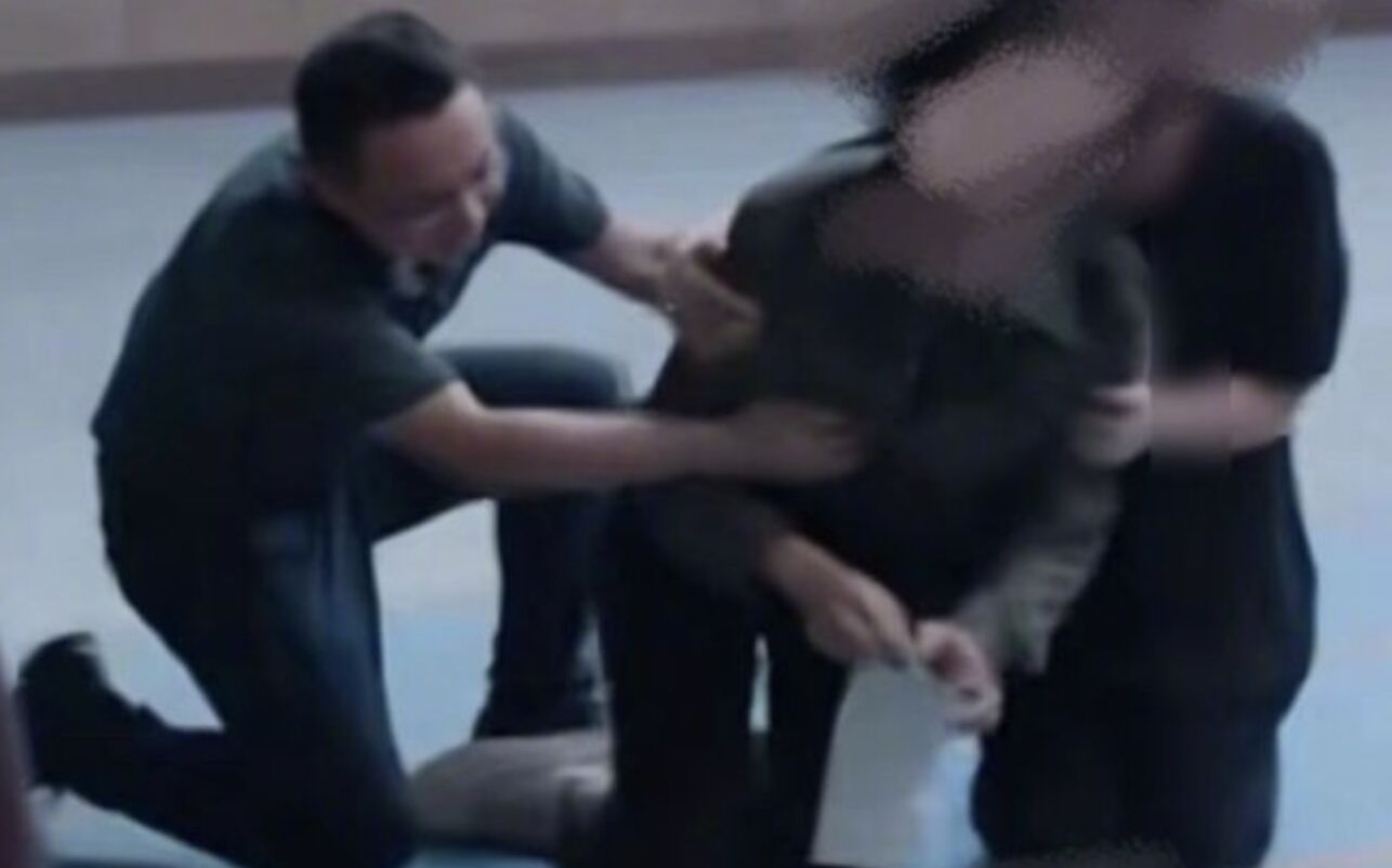 ▲大陸網劇男臨演疑似利用拍片時抓胸猥褻女演員。（圖／翻攝都市快報）