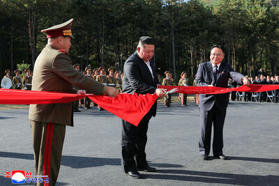 北韓國防革命博物館開幕！金正恩攜妻女亮相　飛彈射程圖直指美國