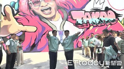 娃包打卡牆吸睛!賴瑞隆競選總部開箱 陳其邁舉手燈俏皮力挺