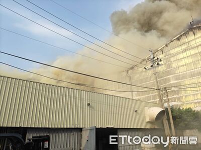快訊/高雄岡山金屬公司火警!黑色濃煙竄天 警消搶救中