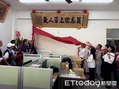 雲林夜市慈愛會累計助葬6543件　今揭匾「莫忘世上苦人多」