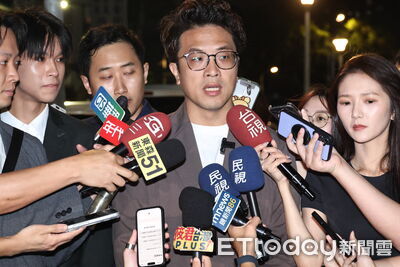 掃街握手到受傷流血？　沈伯洋：沒有關係！可能揮到尖銳東西
