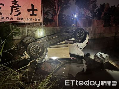 休旅車自撞翻覆田間泡水裡!祖孫3代5人受傷送醫...最小才1歲