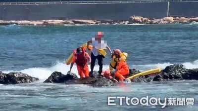 萬里核二進水口釣客撿竿落海 海巡冒浪下水成功救援脫險
