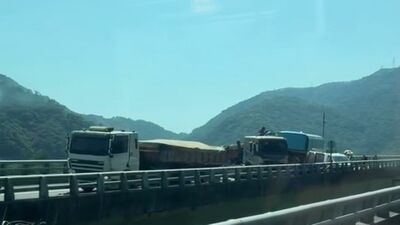 快訊/台9線5車撞一團!2大車「夾撞1小客車」 1人受困搶救中