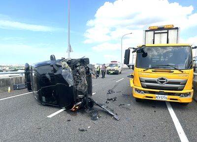 五楊高架賓士猛撞緩撞車！4人受傷送醫　側翻躺路中超慘畫面曝