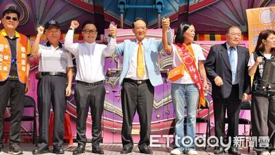 基隆橘綠同台！宋楚瑜赴基隆挺楊秀玉　手拉童子瑋喊加油