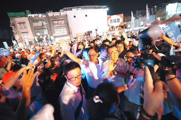 ▲尋求連任的國民黨桃園市長張善政與議長邱奕勝今晚舉行首場造勢大會，張善政進場時受到大批民眾夾道歡迎，150公尺大進場足足走了廿幾分鐘才到達舞台。（圖／張善政競總提供）