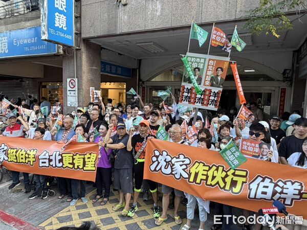 ▲▼民進黨台北市長候選人沈伯洋今（18日）晚啟動第2場「台北大洋流」車隊掃街，沈家親戚則在第3個加油站、洪健益服務處迎接沈伯洋車隊。（圖／記者詹詠淇攝）