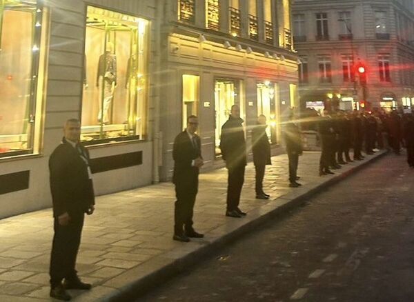 法國示威暴動！Dior守旗艦店出動「黑衣人大隊」街頭站一排照片瘋傳