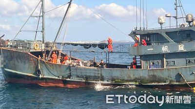 大陸漁船越界捕魚拒受檢　澎湖海巡登船查扣600公斤漁獲