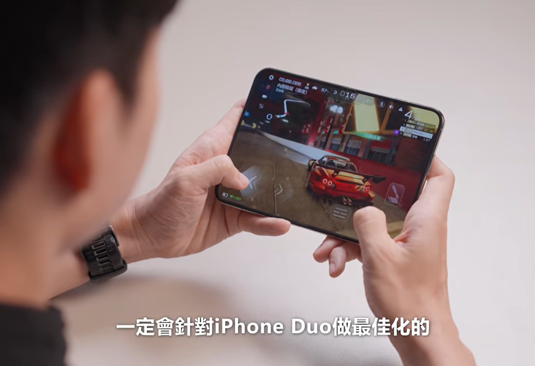 ▲▼Joeman開箱iPhone Duo 狂讚「手機界超跑」卻揪出5大缺點。(圖/翻攝自YouTube/Joeman)