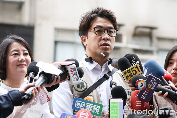 沈伯洋嗆「可提松機不可談股市脫鉤颱風假？」 蔣辦酸：出洋相還硬拗