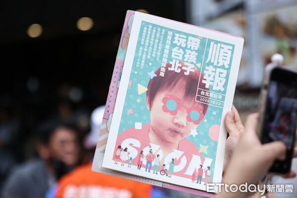 ▲台北市長參選人沈伯洋於捷運站發送順報。（圖／記者林敬旻攝）