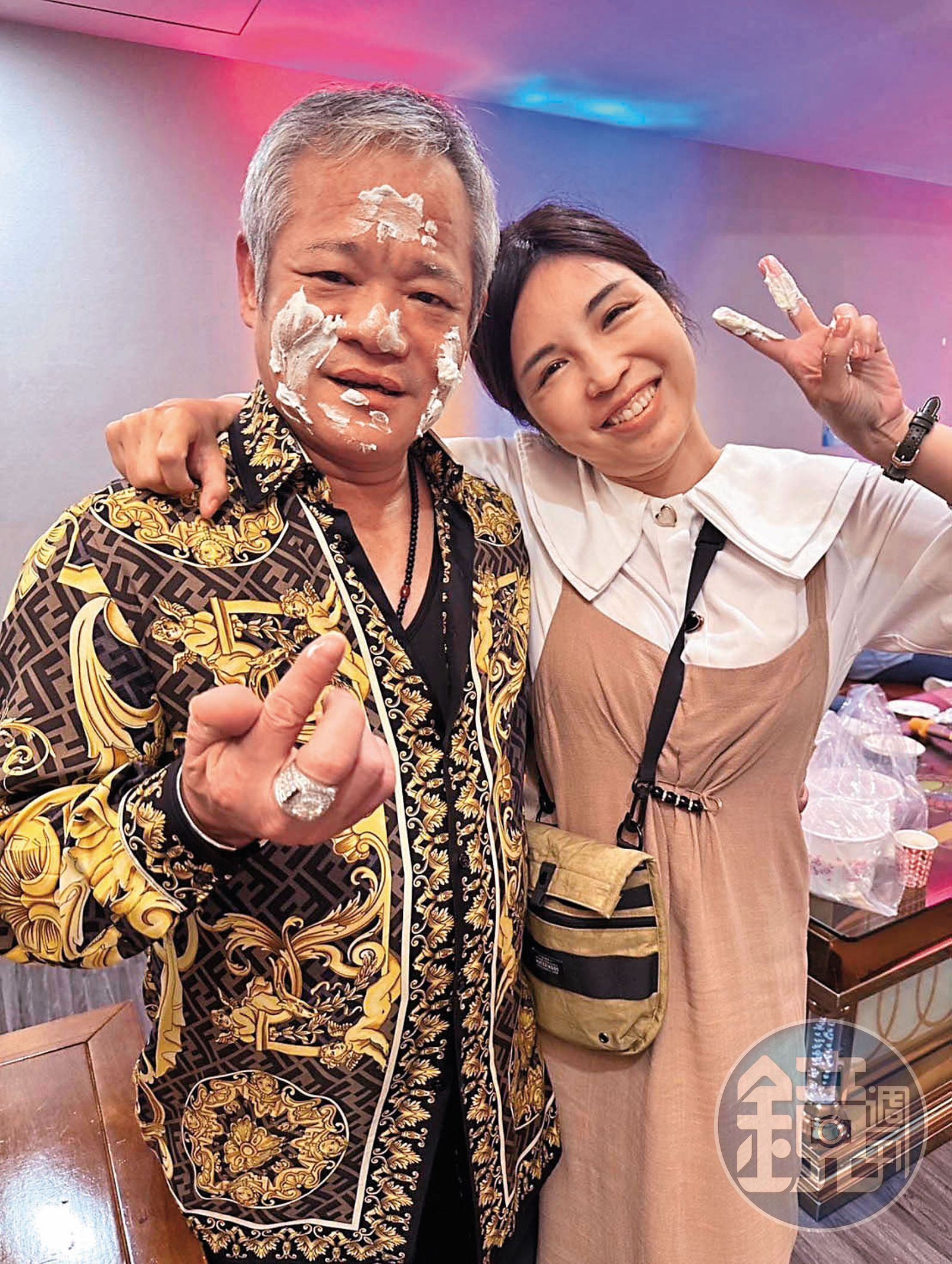 環南市場自治會長林勝東(左)生日時,華江里長洪佳君(右)受邀參加,氣氛融洽。(讀者提供)