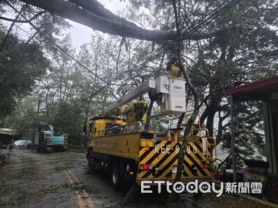 颱風薔琵狂風肆虐「超過7萬戶停電」　台電搶修逾75%復電