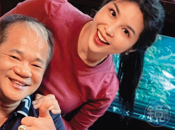 台北市萬華區華江里長洪佳君(右)與環南市場自治會長林勝東(左)常私約吃飯,留下親暱合照。(讀者提供)