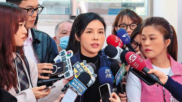洪佳君(中)在議員洪婉臻(右)陪同下受訪,泣訴遭性騷。(鏡新聞提供)