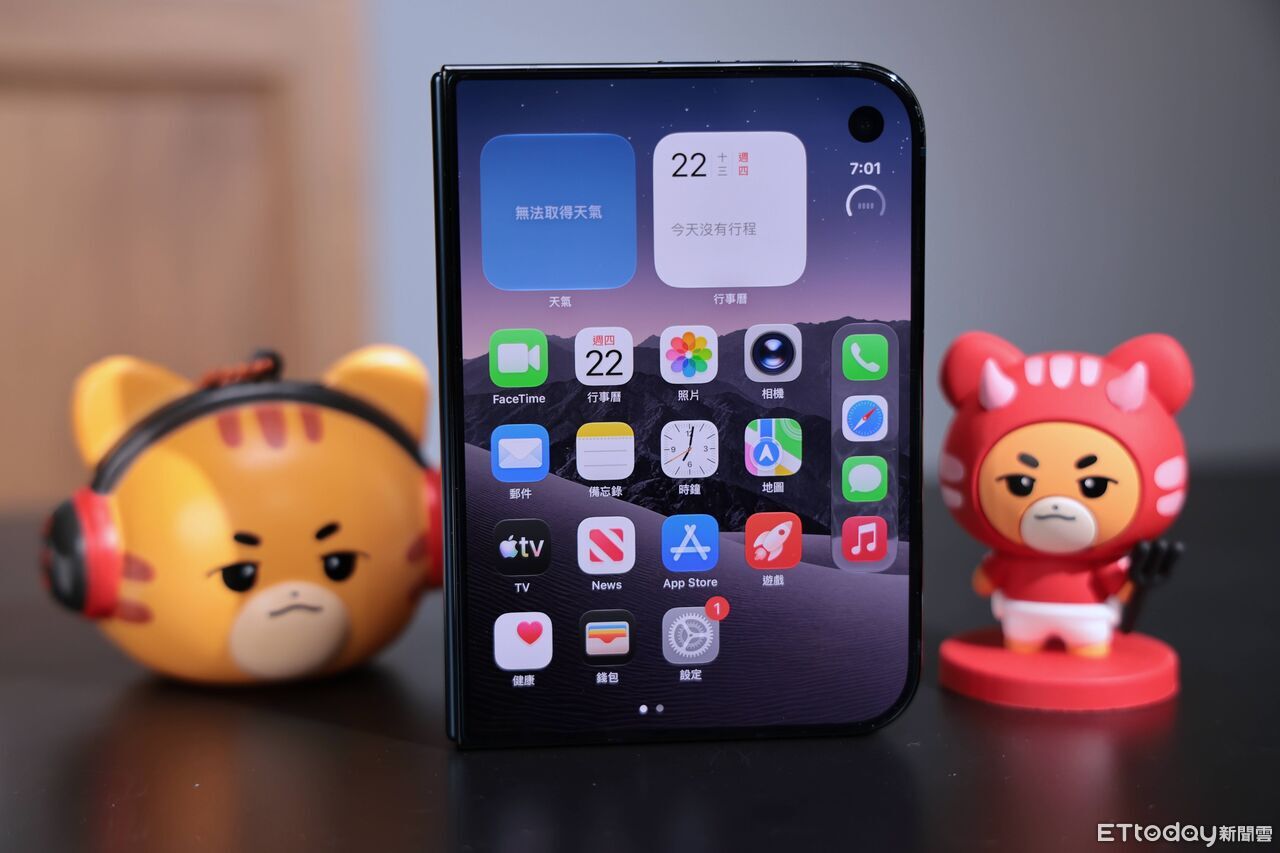 iPhone Duo上市前外觀搶先開箱！無感摺痕？上手握感一次說