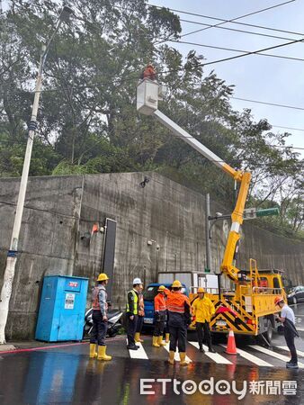 ▲基隆、新北4.5萬戶停電 台電搶修復電75%。(圖/記者郭世賢翻攝)