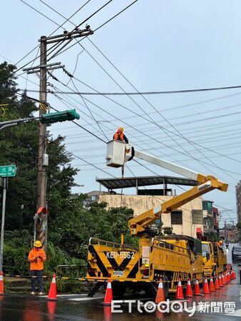▲基隆、新北4.5萬戶停電 台電搶修復電75%。(圖/記者郭世賢翻攝)