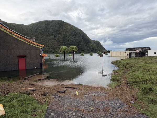 ▲▼龜山島信仰中心普陀巖慘淹水達一樓高（上圖），臨時碼頭設施遭巨浪摧毀，環湖步道與周邊主要景點積水未退。（圖／東北角風管處提供，下同）