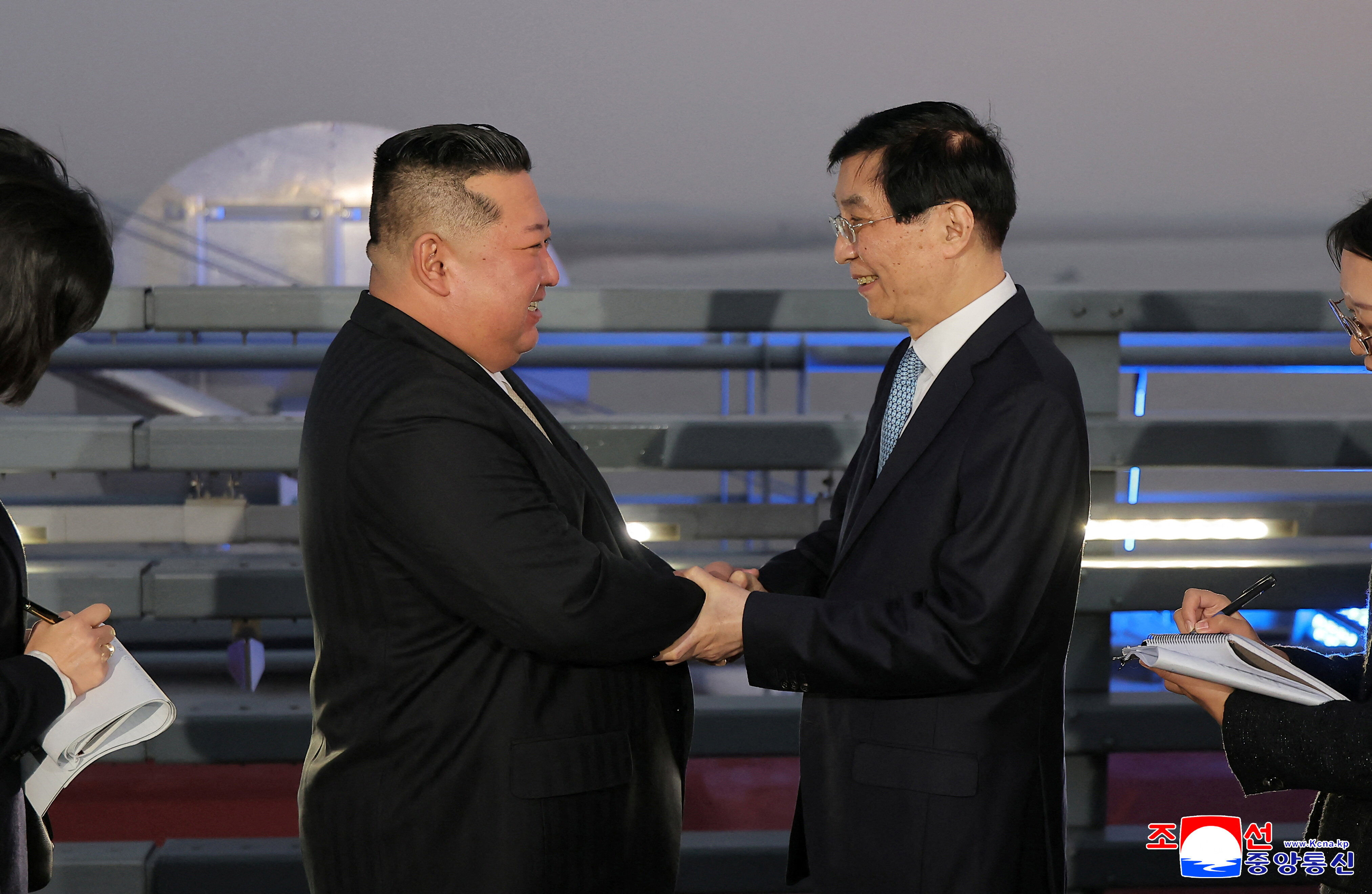 ▲▼金正恩此次出訪中國,由王滬寧全程接待。(圖/路透)