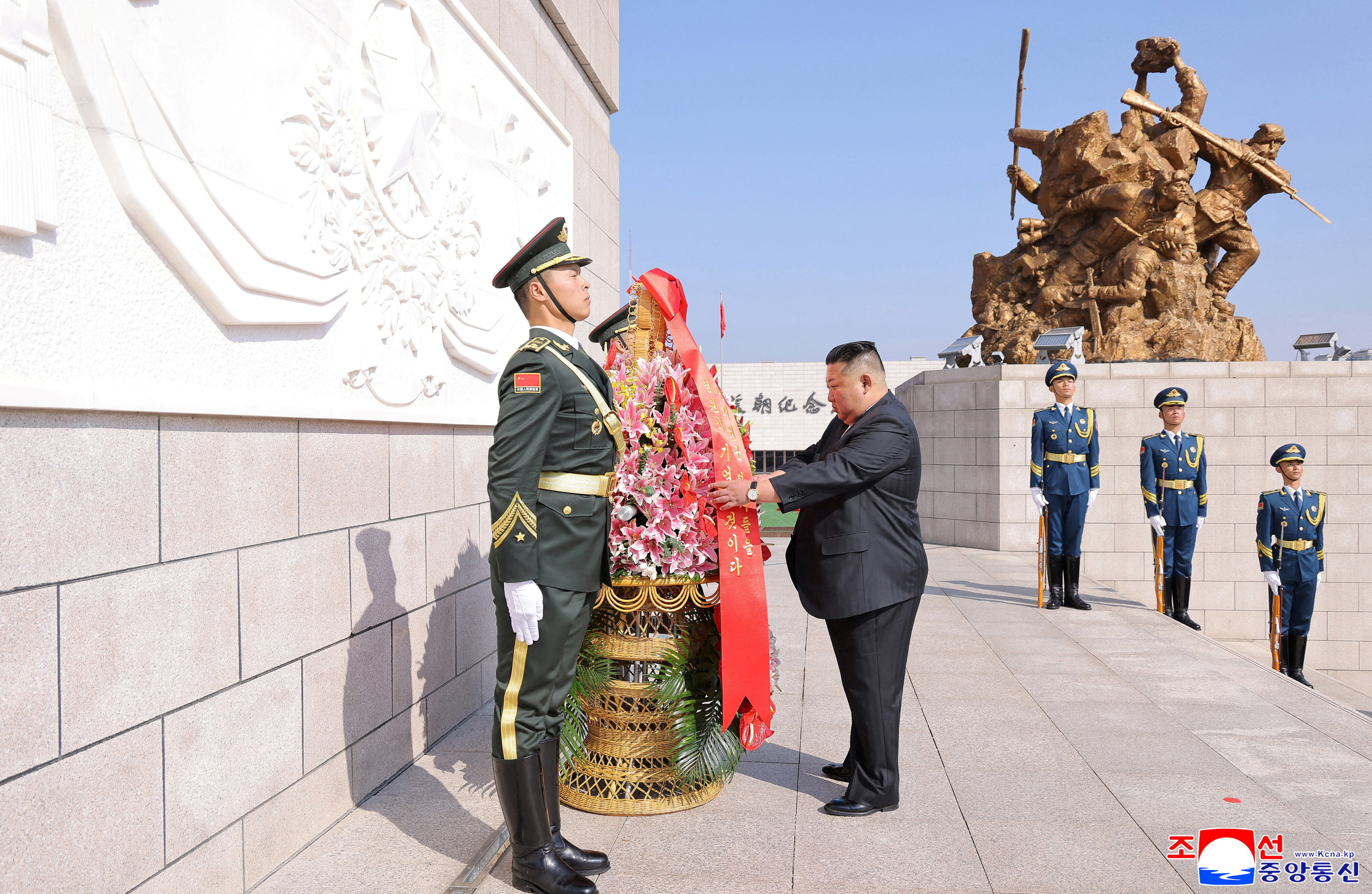 ▲▼北韓最高領導人金正恩向抗美援朝紀念碑獻花。(圖/路透)