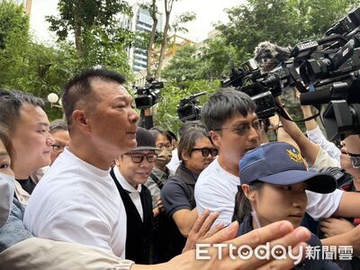 快訊／蔡康永真的來了　黑西裝白衣微笑現身蔣萬安競總成立大會