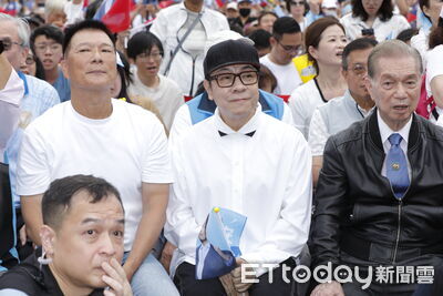 蔡康永脫黑西裝! 與蔣萬安支持者同著白衣坐競總大會搖滾區