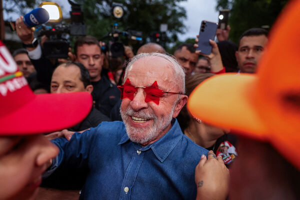 ▲巴西總統、勞工黨（PT）候選人魯拉（Luiz Inácio Lula da Silva）25日決選當天，於聖保羅的住處外向支持者致意。（圖／路透）