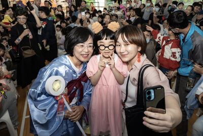 淡水萬聖派對上千組家庭同樂　蘇巧慧化身「神仙教母」揮魔法棒開唱
