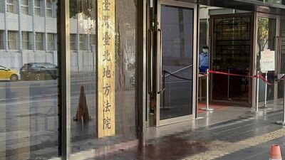快訊／男一早潑屎台北地院！　抗議司法不公