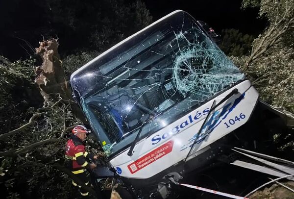 恐怖車禍！西班牙巴士撞轎車「墜20公尺陡坡」 釀83傷、7人重傷