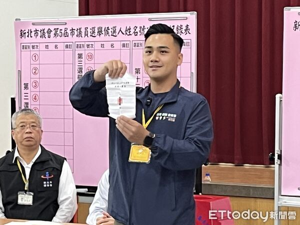 ▲馬亨亨替蘇巧慧抽到1號。（圖／記者許靖騏攝）